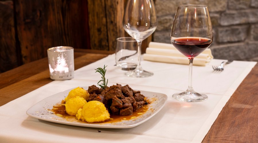 Spezzatino di cervo e sfere di polenta