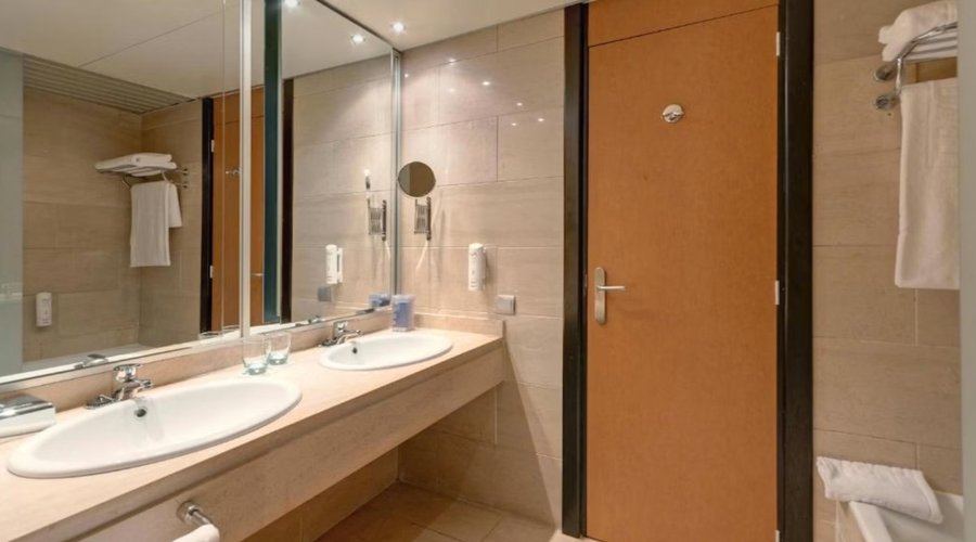 Junior Suite Bathroom