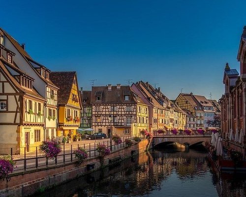 Teen girls in Colmar