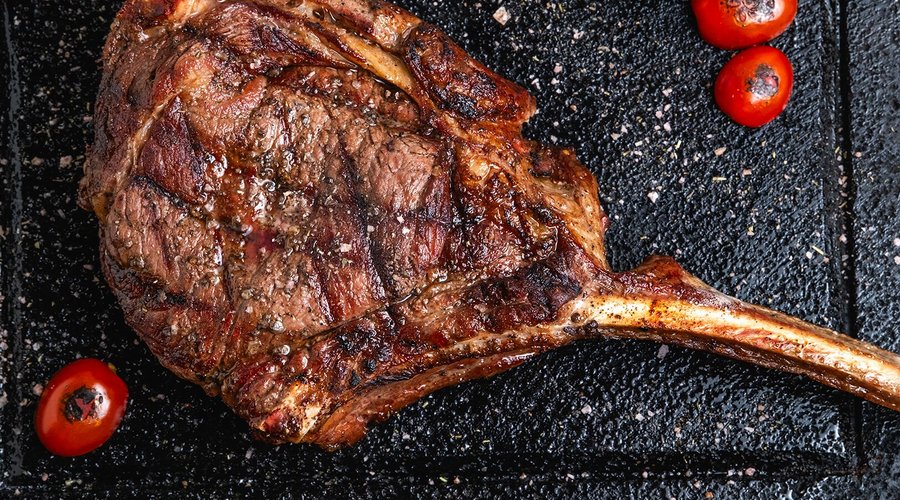 Nuestro Tomahawk es un tributo a la tradición y la excelencia culinaria; imagina este corte generoso, tierno y jugoso, cuidadosamente seleccionado para satisfacer tu paladar🍽️🥩🍴 