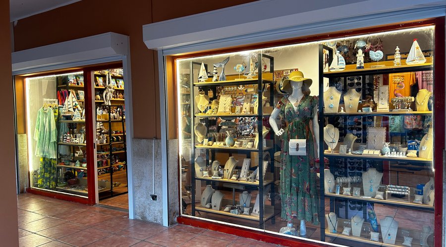 Find beautiful Amber and Larimar jewelry, traditional Dominican crafts, and souvenirs that capture the essence of the Caribbean. Here, you will enjoy a unique shopping experience that you won’t find anywhere else. These unique products will remind you of the rich culture of the Caribbean every time you bring them home, bringing with them valuable memories and delightful surprises.