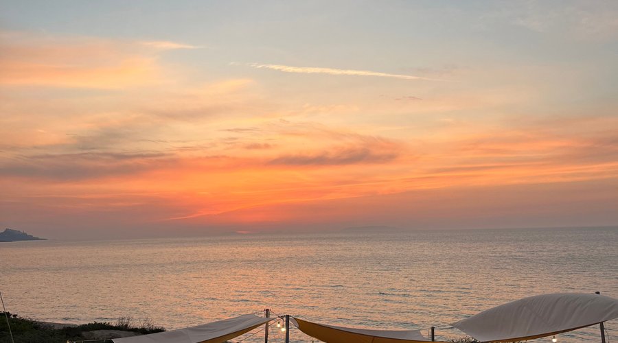 Panorama dal ristorante a terrazze sul mare 