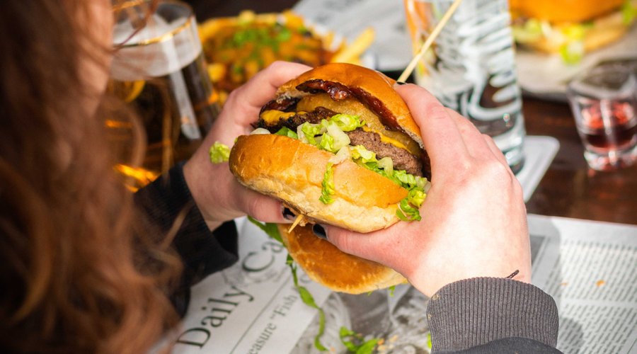 Bei uns gibts saftige Burger (auch vegan!)