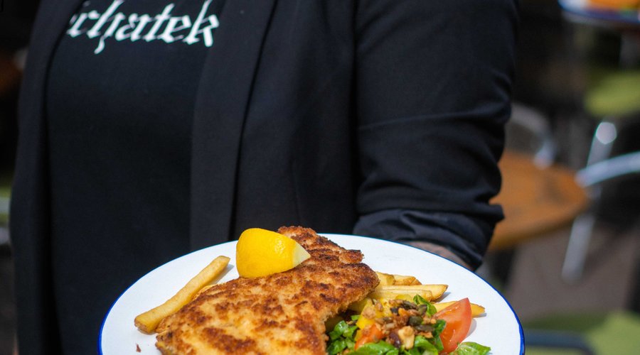 Schnitzel mit Pommes und Salat