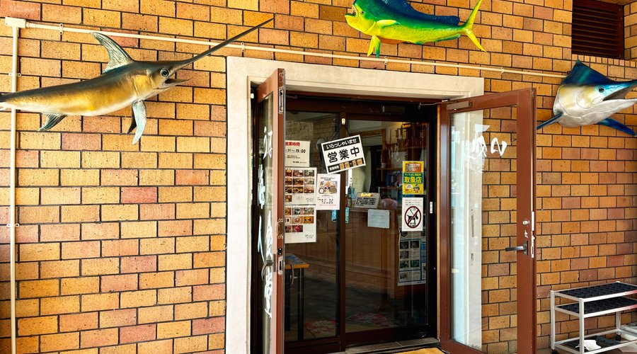 海人食堂の入口。マグロがお出迎え