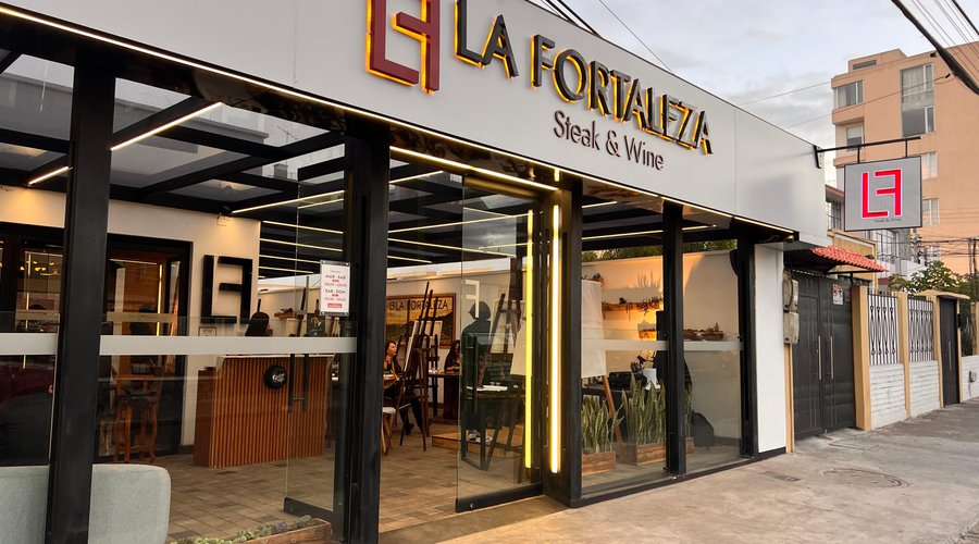 Nuestras instalaciones están pensadas para ofrecerte un ambiente cálido y sofisticado. Ven y haz de cada comida una ocasión especial ✨
