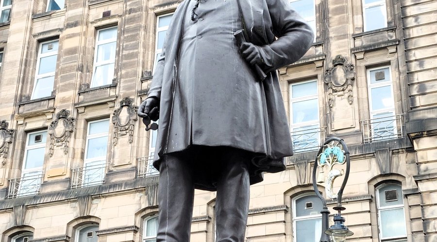 La statua di James Lumsden