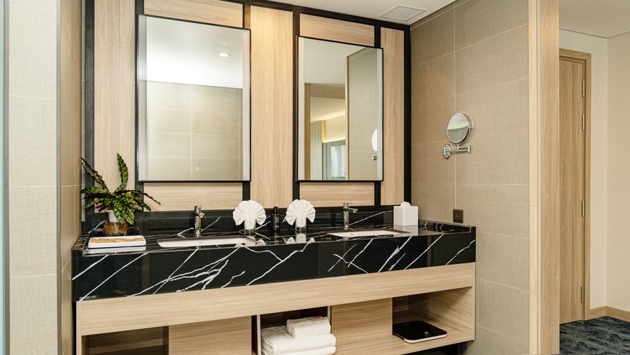 Tọa lạc độc tôn tại tầng 19, Premier Suite là đỉnh cao của sự sang trọng với 3 phòng ngủ, mỗi phòng đều mang đến một tầm nhìn toàn cảnh, không giới hạn ra biển cả. Nội thất phòng ngủ được thiết kế tinh tế, mang đến cảm giác ấm cúng và sang trọng như một căn hộ nghỉ dưỡng riêng biệt