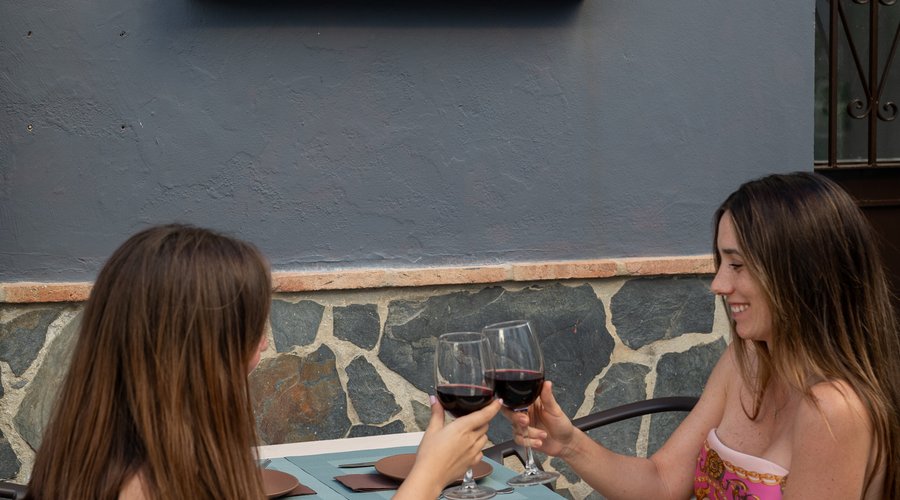 Mesa en la terraza para momentos agradables!