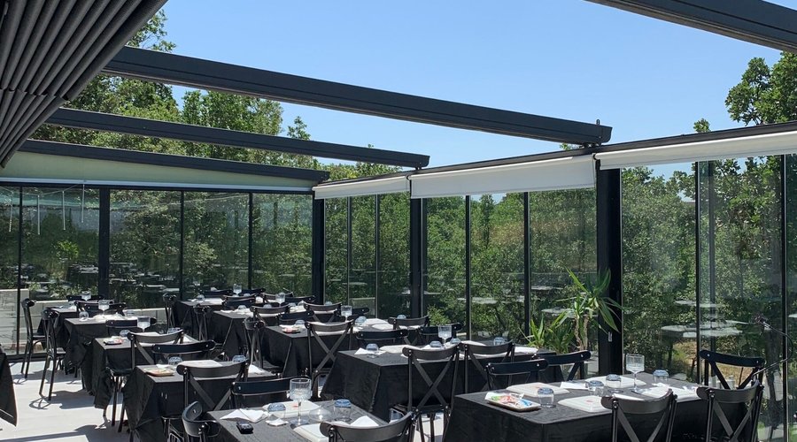
THE REFERENCE CLUB 
Country Resort - Restaurant
HAKKIMIZDA

Kırklareli,
Lüleburgaz Hamitabat Köyün de kurulan The Reference Club Restaurant & Konaklama,  Lüksün Sade Şıklığı ile sizleri büyülecek. 

Meşe Ormanları ve  muhteşem doğası ile vazgeçilmeziniz olacak. 
Doğanın huzuru ve sesizliğinin hakim olduğu lüks restaurant ımızda eşsizlezzetler tadabilir,  muhteşem güneşin batışını izlerken şarap keyfi yapabilirsiniz.

En iyi kahve çekirdeklerinden yapılmış kahveler ile birlikte tatlı menümüzden 