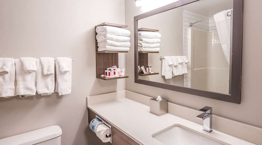Guest room bath