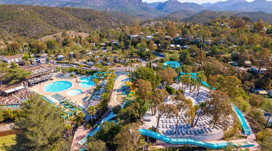 L'espace aquatique qui s'étend sur 10 000m² avec 5 bassins, toboggans, aire de jeux aqualudique pour enfants et espace plage. 
