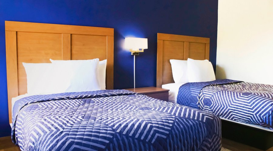Room Featuring 2 Double Size Beds at Northland Motel State College.
