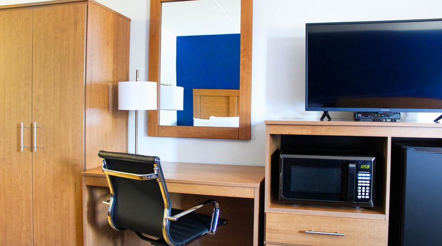 Room Featuring 2 Double Size Beds at Northland Motel State College.