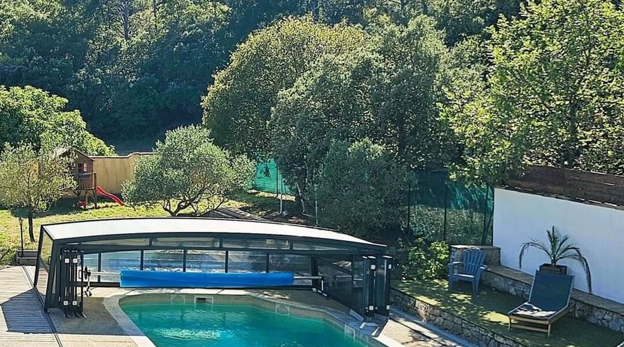 Dans un espace verdoyant entre terre et mer. Venez profiter d'un moment de détente dans nos gîtes avec Spa privatif et piscine chauffée à partager.