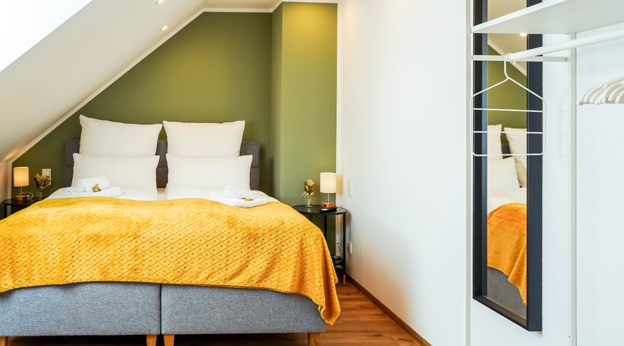 Erhole Dich im Boxspringbett mit bequemer Bettwäsche. Ausgestattet mit Smart-TV und Schreibtisch bietet das Schlafzimmer Komfort und Funktionalität. 