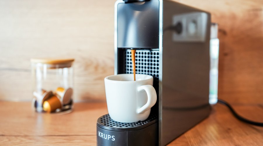 Genieße kostenlosen Kaffee mit unserer Kapselmaschine. Perfekt für einen energiereichen Start in den Tag. Genieße kostenlosen Kaffee mit unserer Kapselmaschine. Perfekt für einen energiereichen Start in den Tag.