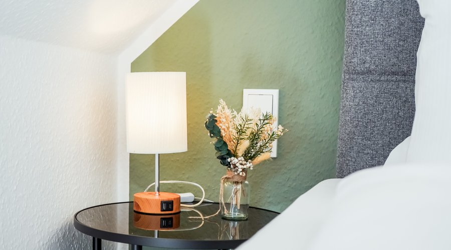 Erhole Dich im Boxspringbett mit bequemer Bettwäsche. Ausgestattet mit Smart-TV und Schreibtisch bietet das Schlafzimmer Komfort und Funktionalität.
