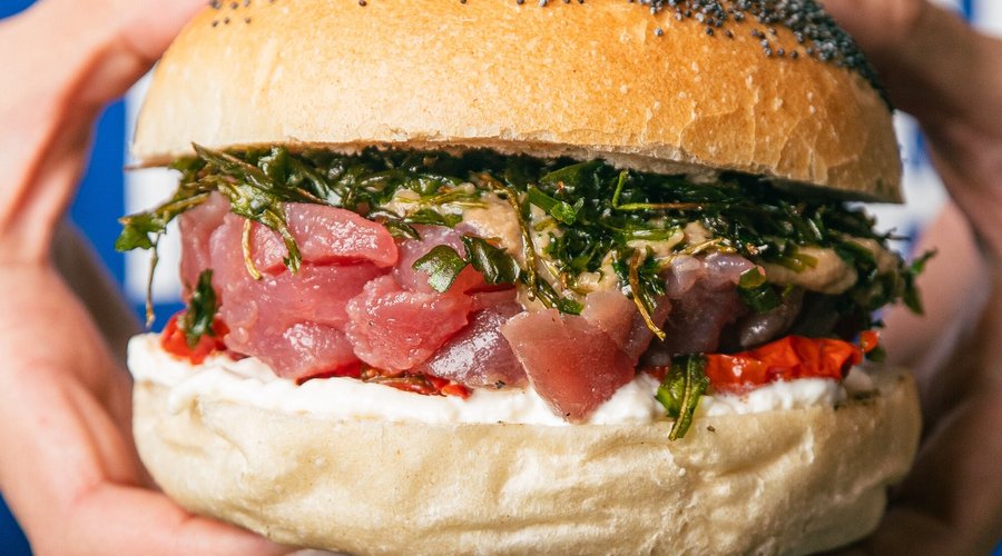 FUORITONNO: TARTARE DI TONNO ROSSO, STRACCIATELLA AFFUMICATA DOP, POMODORINI.