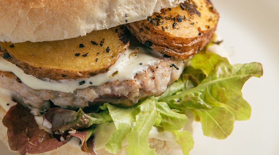 TRENTASPADE: BURGER DI PESCE SPADA, PATATE AL FORNO, MAIONESE.