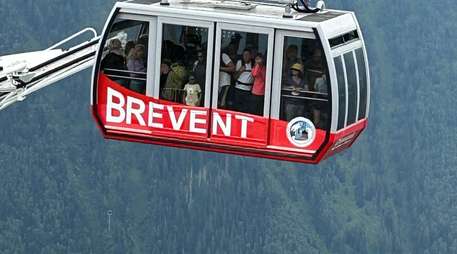The same Brevent cable car approaches the docking station port at Flégère