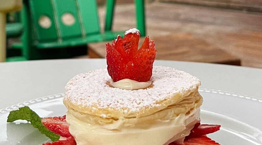 Mil folhas de chantilly de baunilha com morangos selecionados 