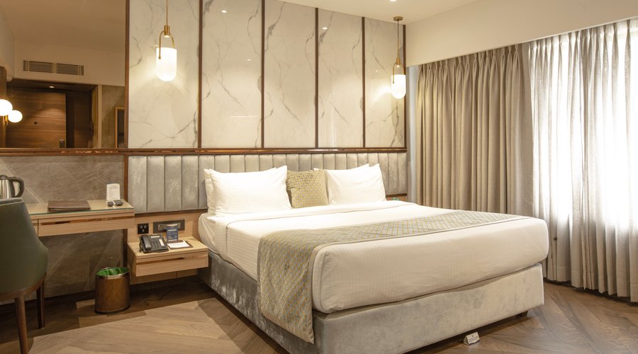 Grand Room king size bed 