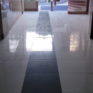 Lối đi hành lang đầy bụi