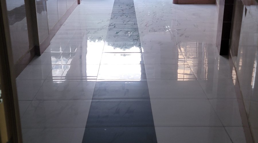 Lối đi hành lang đầy bụi