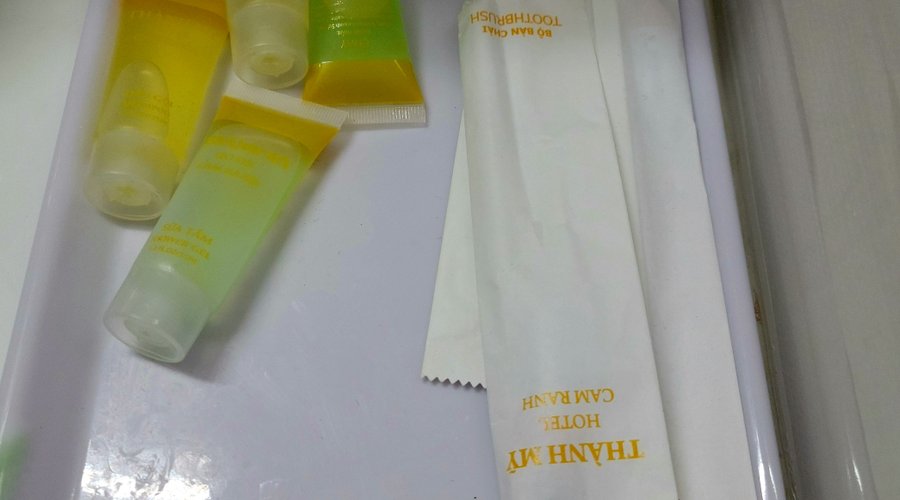 Đồ dùng miễn phí trong phòng tắm.
