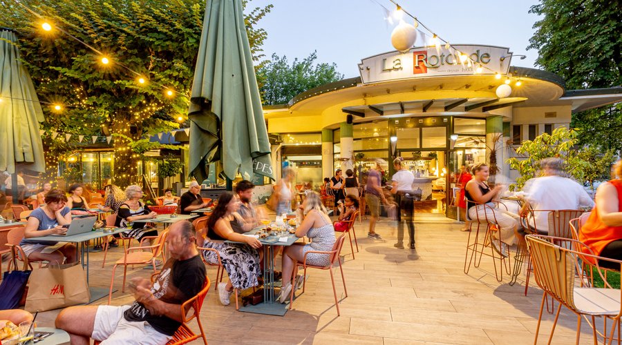 Entrée de la brasserie et terrasse côté bar.