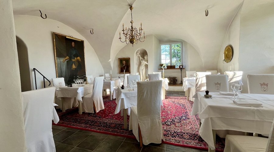 Dining room, pre dinner