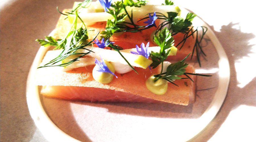 Visgerecht, zachtgegaarde forel met een flinterdun plakje brood waarop mierikswortel en lavas, en een vinaigrette van dashi. 