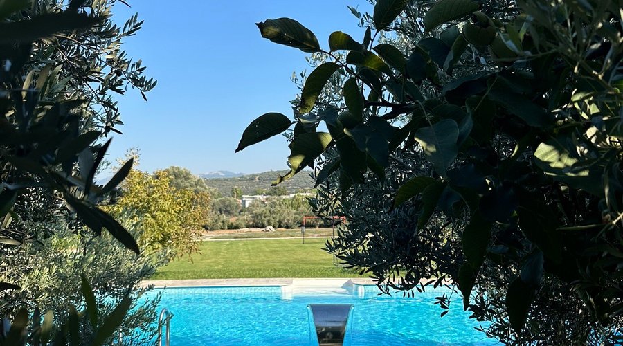 Location is very accessible to sea, restaurants, cafes, bars and city centre. Garden is full of olive trees and feels so peaceful. Hotel is also kids friendly. There are grass football field, swimmimg pool and plenty of grass areas around the hotel. I definetly recommend this hotel if you are looking for a quite place but also accessible.