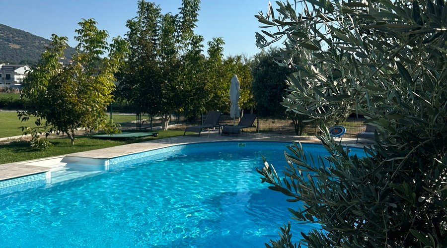 Location is very accessible to sea, restaurants, cafes, bars and city centre. Garden is full of olive trees and feels so peaceful. Hotel is also kids friendly. There are grass football field, swimmimg pool and plenty of grass areas around the hotel. I definetly recommend this hotel if you are looking for a quite place but also accessible.