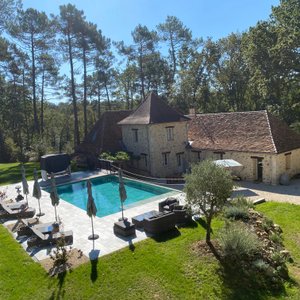vue piscine - terrasse - etablissement