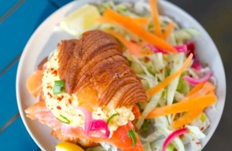 Croissant garni aux oeufs brouillés, best seller since 2021