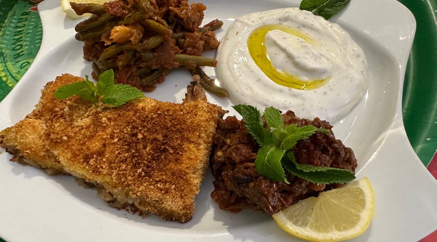 Plat du jour soufflet de pomme terre végétarien farcie aux oignons et noix avec des petites entrée 