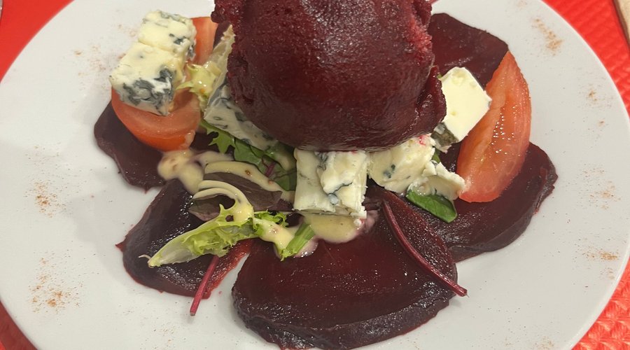 Rode bietenijs met sla en roquefort 