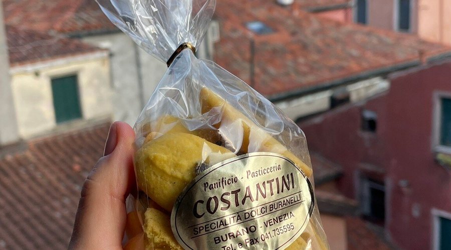 Dolci tipici dalla pasticceria Costantini a Burano
