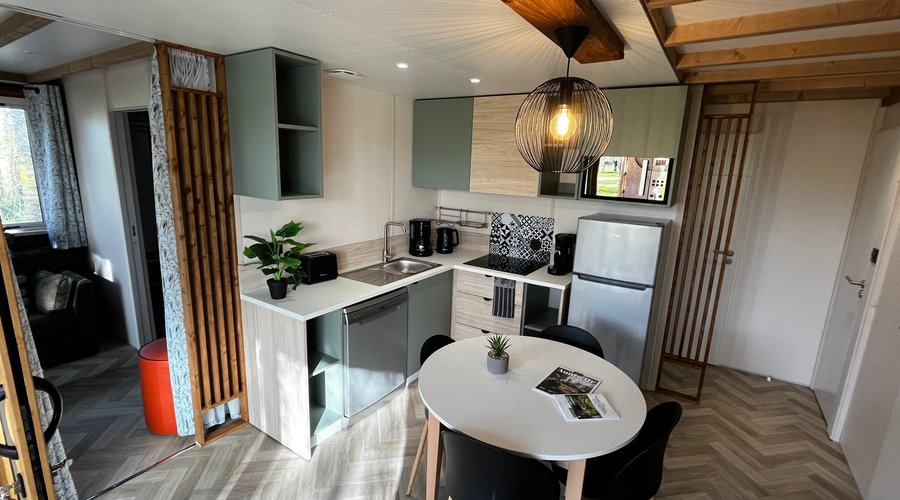 Cuisine équipée - Chalet Prestige 60 m² - Camping la Venise Verte Coulon Marais Poitevin