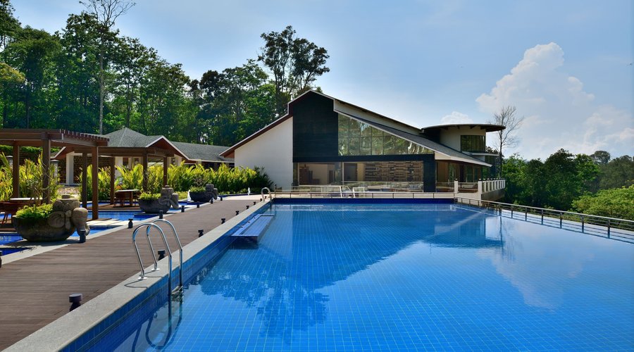A sun-soaked day by the infinity pool