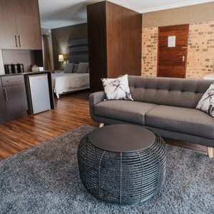Large Self Catering Studi Unit - Queen Bed with full bathroom