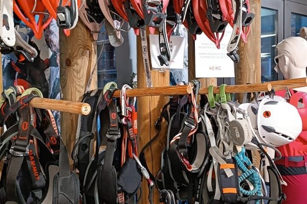Tenemos un servicio de alquiler de material de vía ferrata y de raquetas de nieve