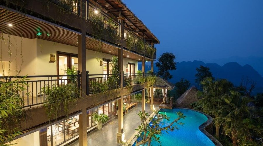Ebino Pu Luong Resort is nestled in the beautiful Pu Luong valley. It easily blends in with the surrounding countryside, with its thatched roof bungalow and resort facilities; and the manicured native vegetation that adorns the resort’s granite pathways.  The Bungalow have magnificent views of the endless mountain range, the fertile valleys and the cultivated rice terraces opposite the resort. 
