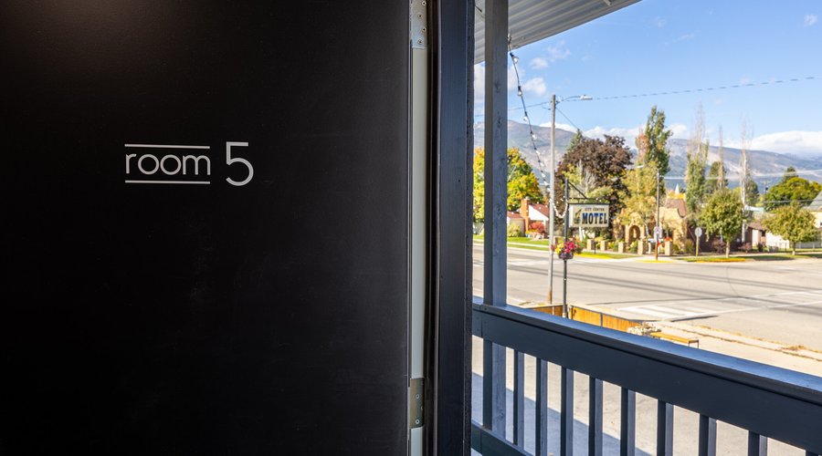 Each room features sweeping mountain views of the Bitterroot Mountains.  Soak in the beauty, and have the convenience of downtown walkability!