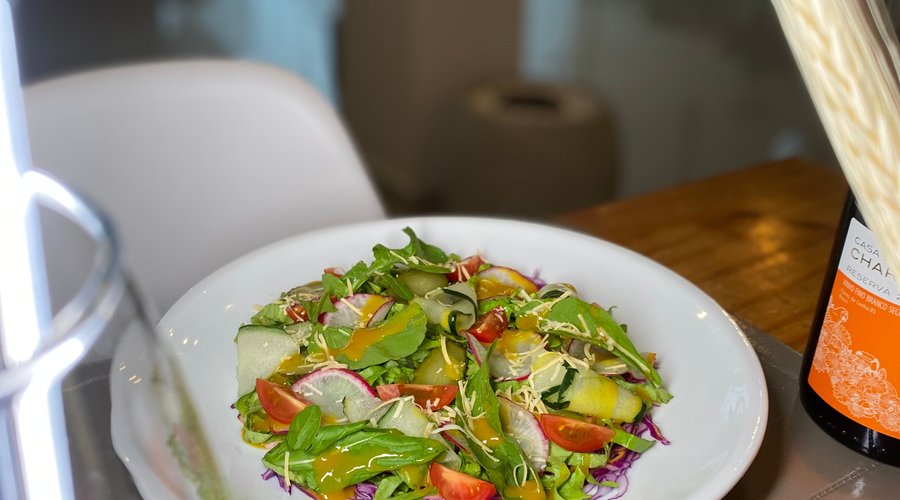 Salada de folhas, tomate, repolho roxo, rabanete 