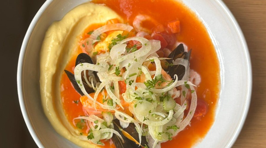 Fisksgrytan med lax, sej, räkor och musslor var bland det godaste jag ätit . Allt perfekt från betjäning , lokal till mat .