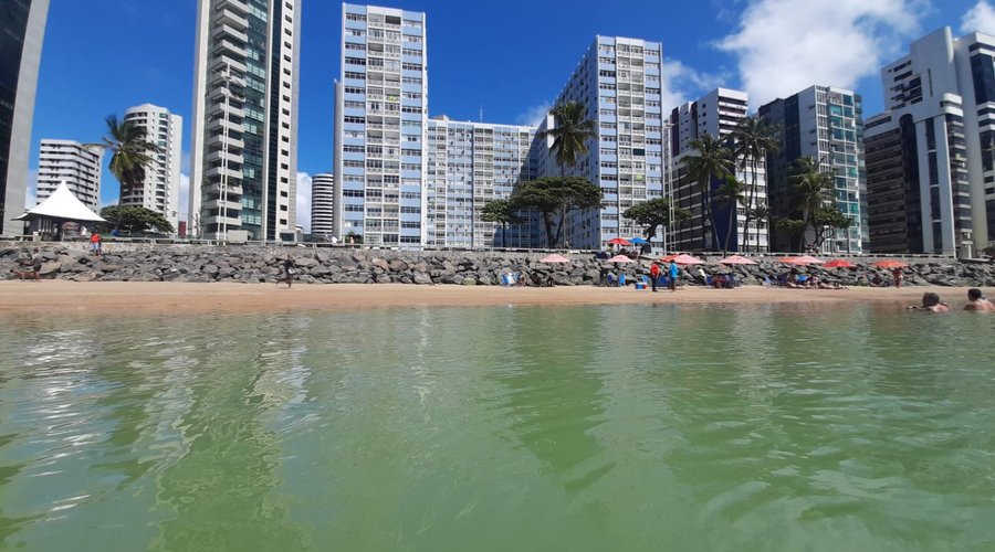 praia em frente ao condominio