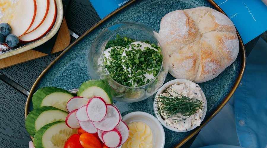 Mały Wiedeń, czyli dwa jajka w szklance z masłem i szczypiorkiem, koszyk pieczywa, masło, jedna wybrana pasta kanapkowa